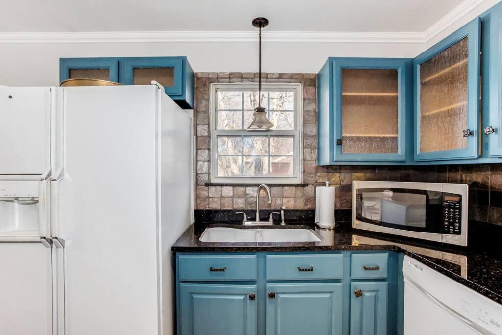 Wow! Spacious Retreat & Amazing Yard 2400+4Bd/3Bth Уичита Экстерьер фото
