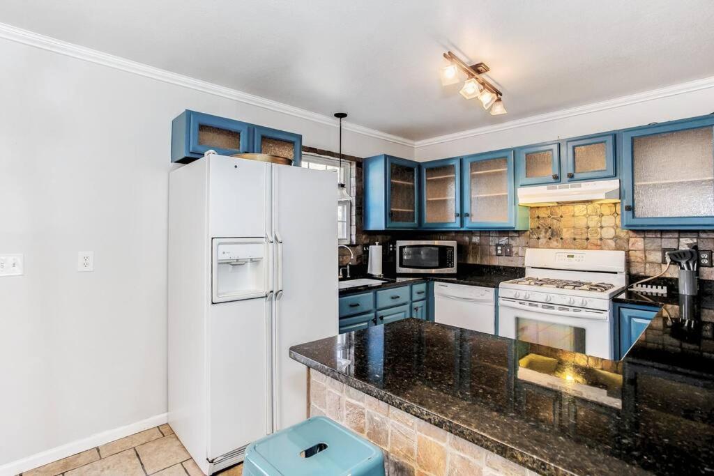 Wow! Spacious Retreat & Amazing Yard 2400+4Bd/3Bth Уичита Экстерьер фото